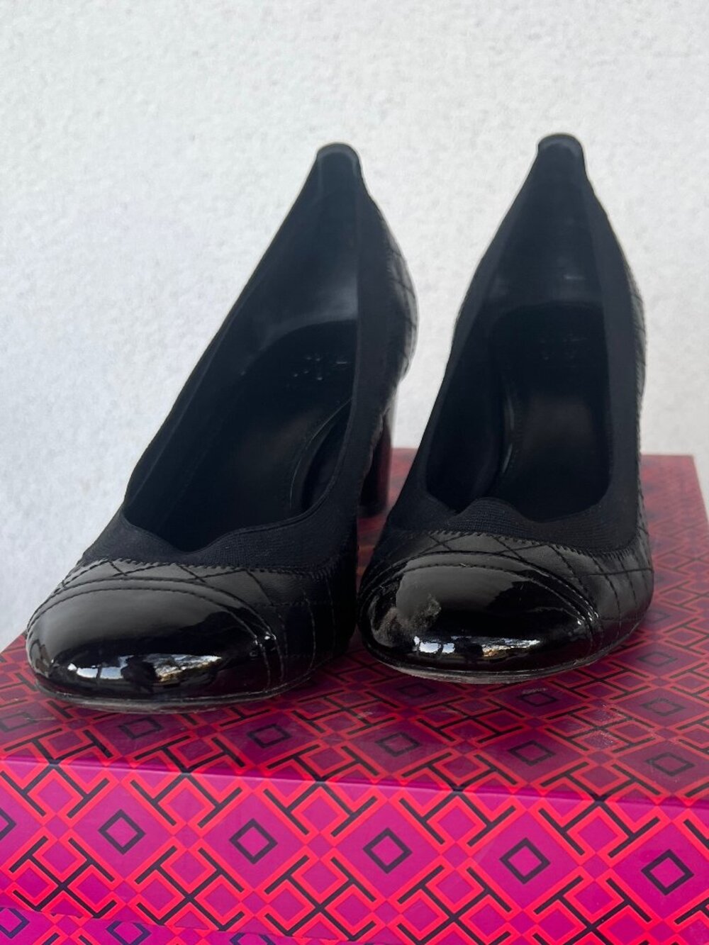 Tory Burch Carrie 55mm Quilted Leather Cap Toe Pump Black Gold Logo Size 9.5 EUC - Picture 2 of 13